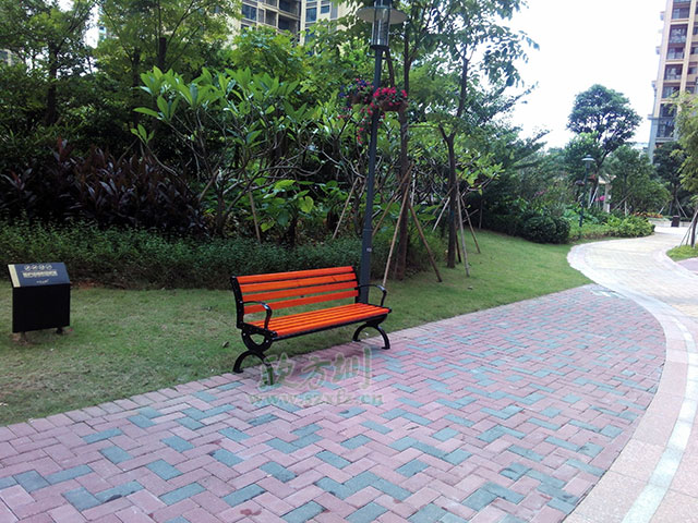  欣方圳垃圾桶廠家這里有您所需的各類垃圾桶產(chǎn)品和園林椅休閑椅，您只需要關(guān)注一下您身邊的市場或者來欣方圳官網(wǎng)瞧一瞧。您可以在欣方圳官網(wǎng)的案例里面，看到全國各地區(qū)的用戶案例及各種類型的用戶選擇。這不，深圳觀瀾的一位客戶又一次來我司欣方圳科技有限公司購買了一批鑄鐵有靠背園林椅。       欣方圳的這批P27鑄鐵有靠背園林椅椅腳模具使用電腦雕刻，比一般廠家人工模具鑄鐵椅腳表面更光滑平整。耐壓性極強(qiáng)，同時(shí)具備很強(qiáng)的耐熱、耐磨、耐蝕、耐低溫的特性，鑄鐵有靠背園林椅，生產(chǎn)周期較短，給人以粗獷、莊重、穩(wěn)重的感覺，是戶外市政公共設(shè)施必選產(chǎn)品。    而且為了防止椅條在受力情況下往下變形，我們欣方圳的每一款休閑椅都在在椅條的下面加了兩條L30*3的熱鍍鋅角鋼加強(qiáng)支撐，加強(qiáng)椅條的支撐能力，有效的將承載力傳遞到椅腿上，防止椅條變形，加強(qiáng)休閑椅的抗沖擊能力，提高鑄鐵有靠背園林椅的壽命。