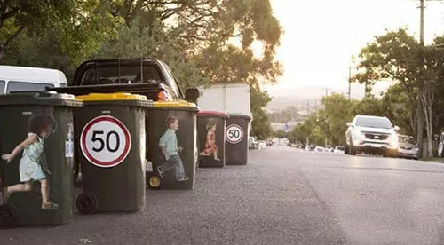 垃圾桶上貼安全標識，提醒司機‘不要超速’