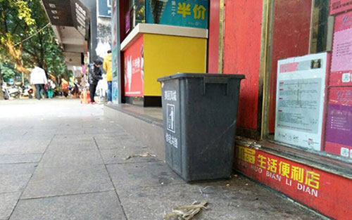 垃圾桶當足球踢？！城區大半年累計丟近千個垃圾桶